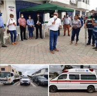 Recolector de desechos, camionetas y ambulancia para Atacames