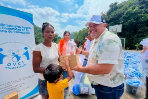 Entrega de ayudas humanitarias.