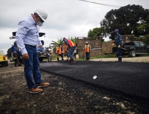 Contin&uacute;a asfaltado en calles en Tonsupa